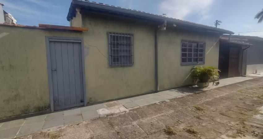 Casa 02 dormitórios, 200 metros do mar