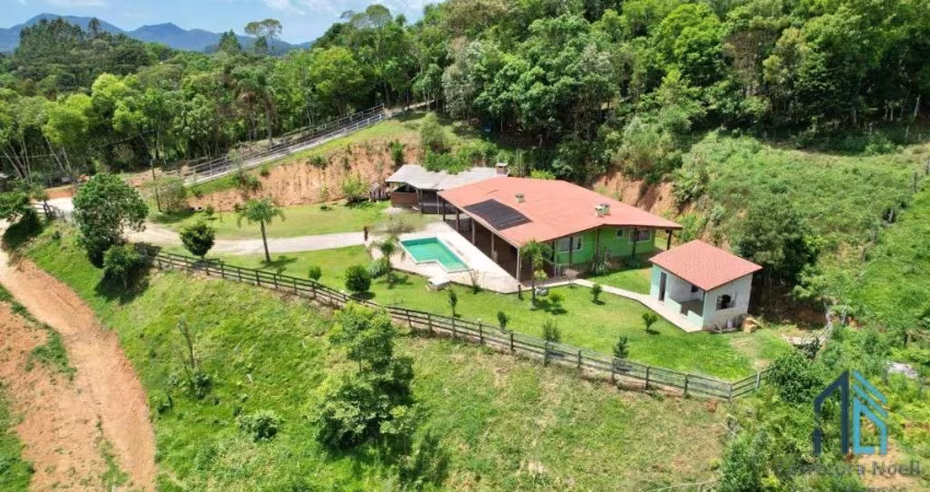 Chácara com casa Mobiliada, 03 quartos sendo 2 suítes, em Quatro Barras PR