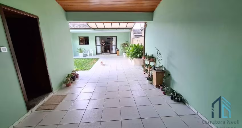 Casa com edícula, 04 quartos sendo 2 suítes, amplo terreno fundos, no Atuba em Curitiba PR