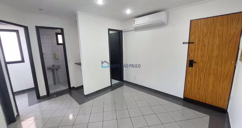 Sala comercial para locação! A 300 metros do metrô Praça da Árvore!