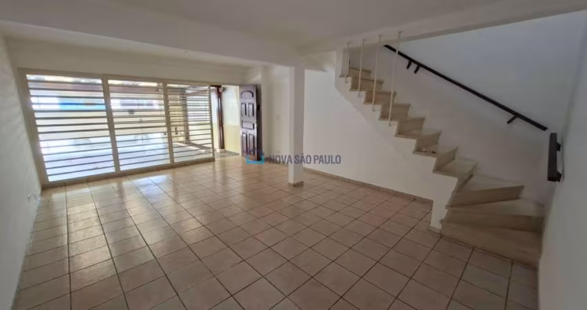 Casa ampla com 03 dormitórios. Ótima localização!