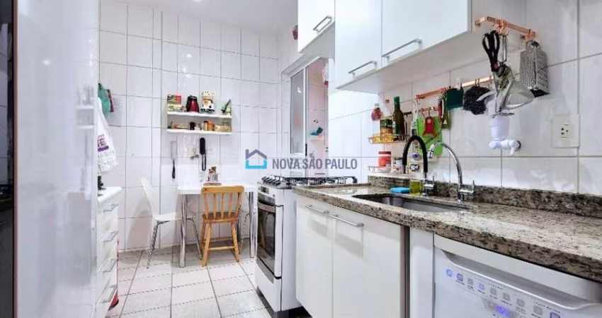 Apartamento, próximo ao metrô Praça da Árvore com 2 vagas livres em andar alto!