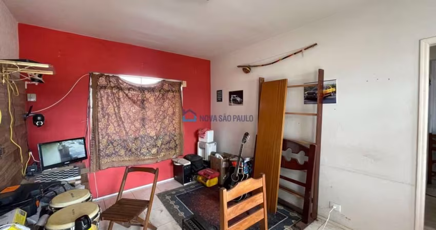 Casa térrea com 01 dormitórios, região Vila Marari.