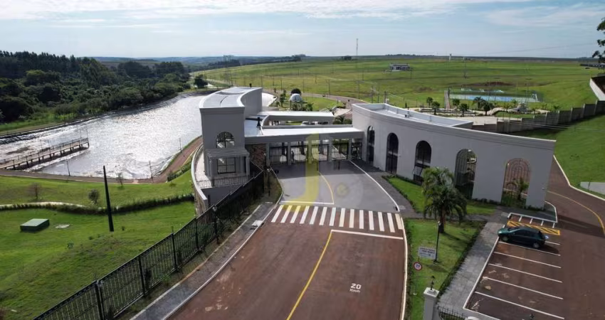 Terreno com mais de 1.500 metros quadrados em Condomínio Fechado