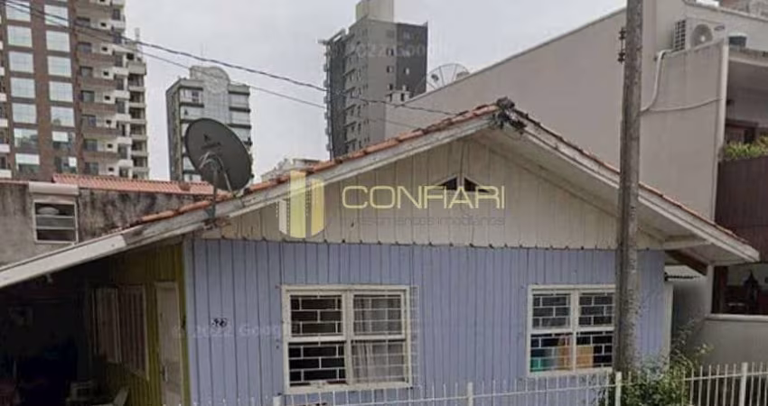 Terreno á venda com casa de madeira