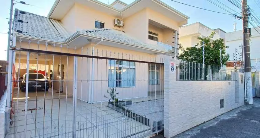 Casa a venda de 04 Dormitórios 01 Suíte com 04 Banheiros 03 vagas em Capoeiras-Florianópolis-SC