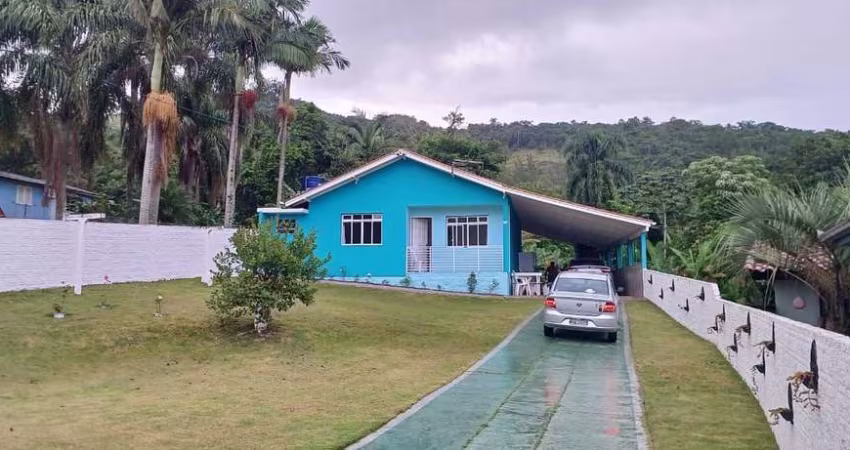 Casa a venda de 03 Dormitórios 01 Suíte com terreno de 1.190 metros quadrados na Gamboa -SC