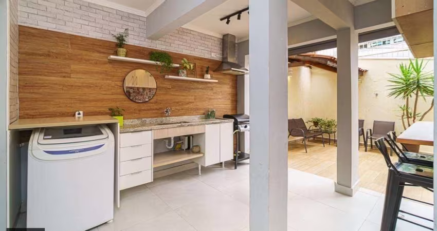 Sobrado recentemente reformado.e decorado com  3 suítes e sacada grande na Vila Mazei