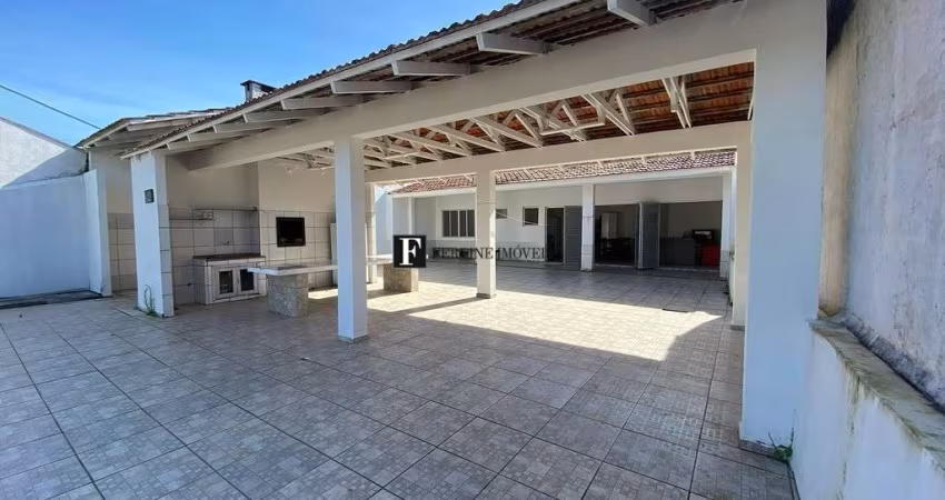 Casa com 04 quartos próximo do mar