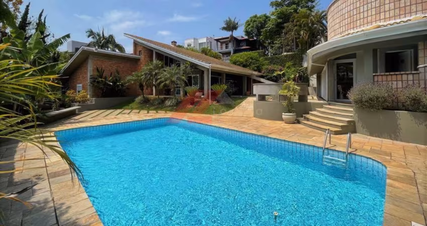 Imponente residência de luxo em condomínio exclusivo em Cotia-SP - São Paulo II: 3 quartos, 3 suítes, 1 sala, 6 banheiros, 8 vagas de garagem, 1.045,00 m².