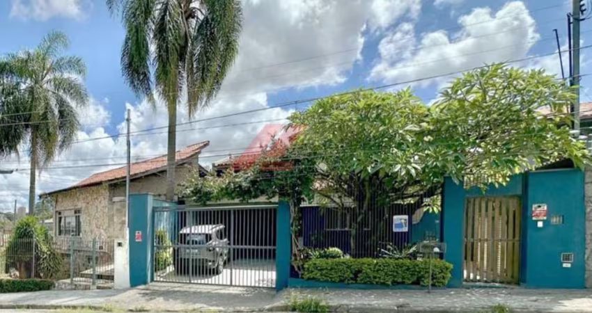 Imperdível oportunidade de casa à venda em São Paulo-SP, Jardim Jussara! 4 quartos, 2 suítes, 1 sala, 3 banheiros, 4 vagas de garagem, 228m².