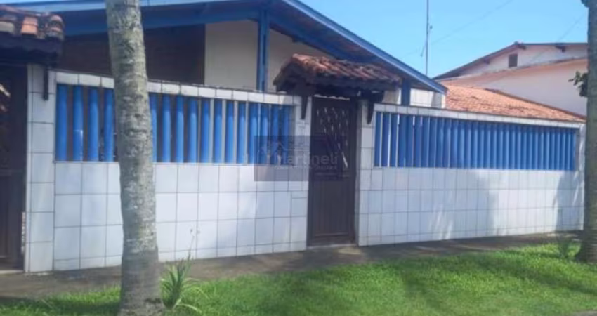Imperdível casa à venda em Itanhaém-SP, bairro Santa Terezinha! 3 quartos, 1 suíte, 2 banheiros, 4 vagas de garagem, 153,93 m².