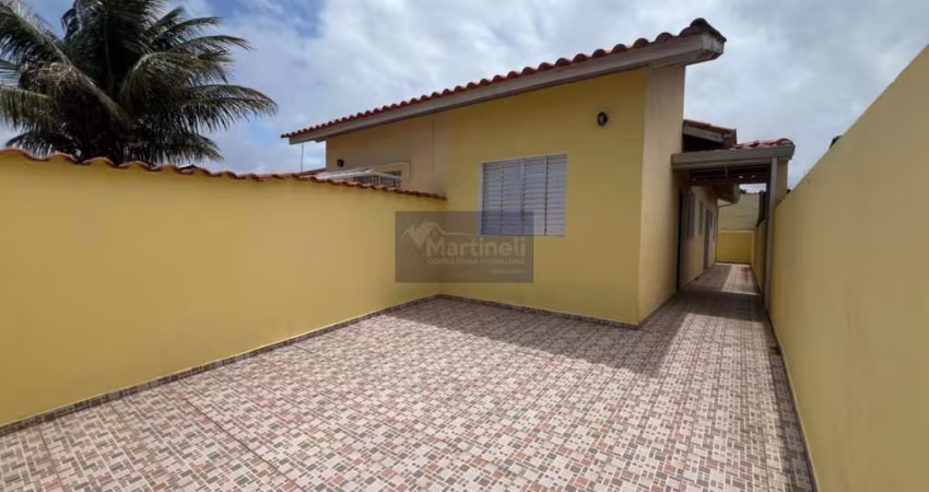 Imperdível oportunidade! Casa à venda em Itanhaém-SP, bairro Tupy, 2 quartos, 1 suíte, 1 sala, 2 banheiros, 2 vagas na garagem, 65m²