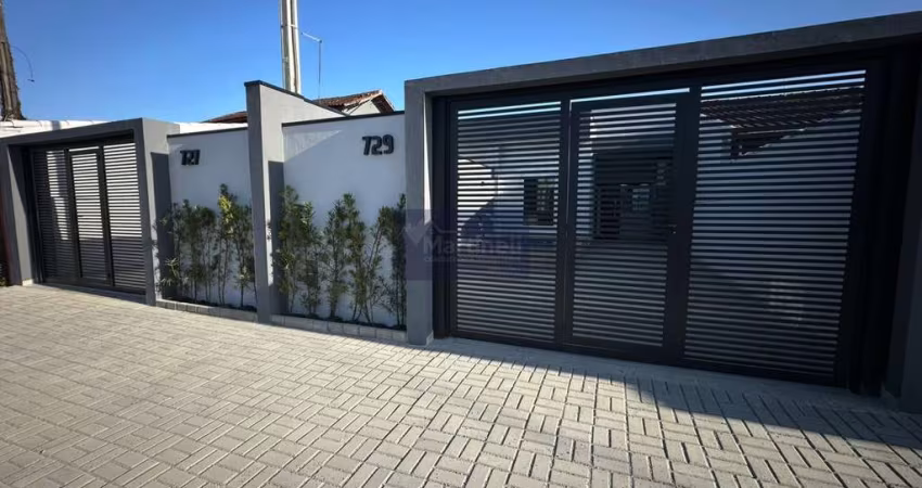 Imperdível casa de 2 quartos com suíte, 2 banheiros e 3 vagas de garagem em Itaguaí, Mongaguá-SP!