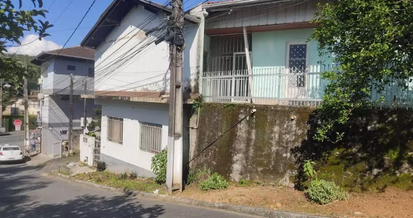 Imóvel com 4 apartamentos e 2 quitinetes - Água Verde