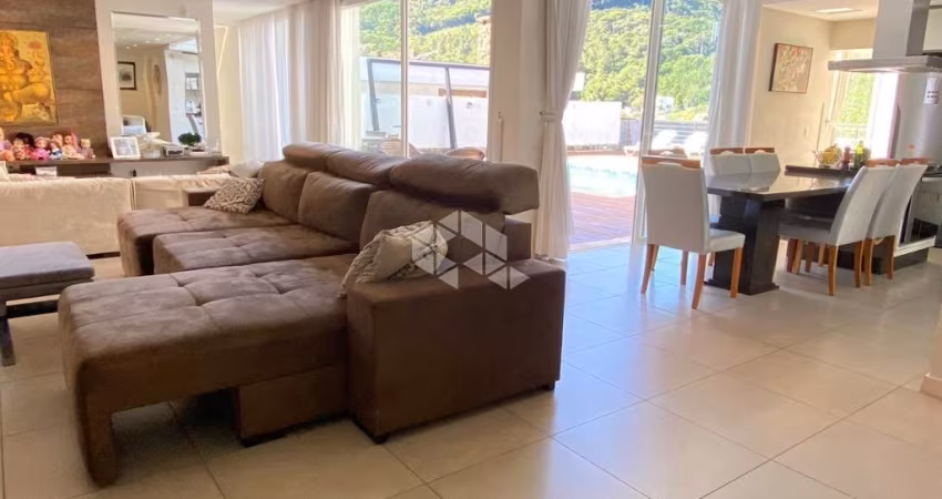 Casa residencial em condomínio fechado com 4 dormitórios, sendo 2 suítes, 2 vagas de garagem no bairro Itacorubi em Florianópolis/SC.