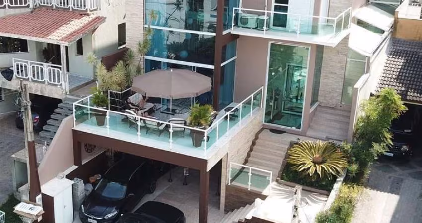 Casa alto padrão para venda com 3 suítes no Condomínio Aruã em Mogi das Cruzes.