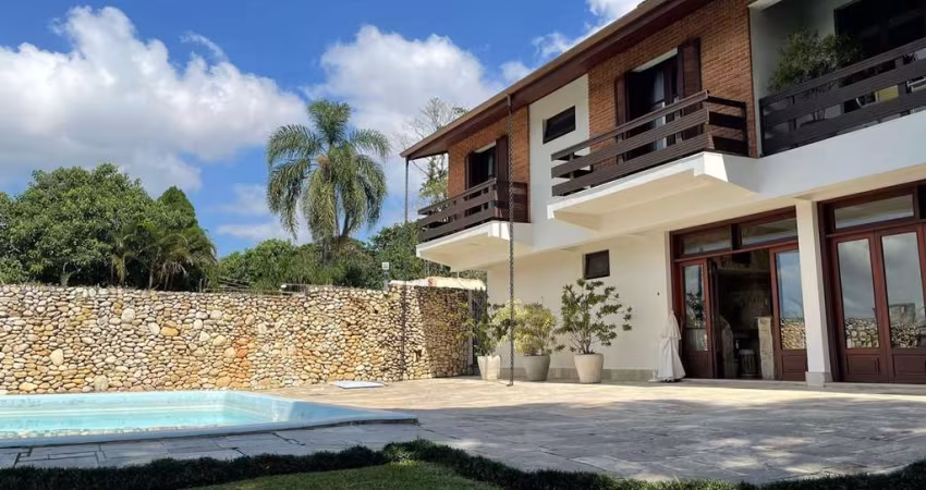 Linda casa para venda 4 dormitórios e piscina no Condomínio Arujazinho III.