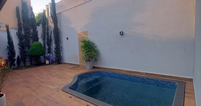 Casa térrea. Conforto, lazer e excelente distribuição em um só lugar!  São 164,72m² de construção em um terreno privativo de 268,52m², com uma planta inteligente e muito bem planejada.  A área social