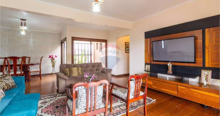 Casa a venda com 3 Quartos e Amplo Jardim