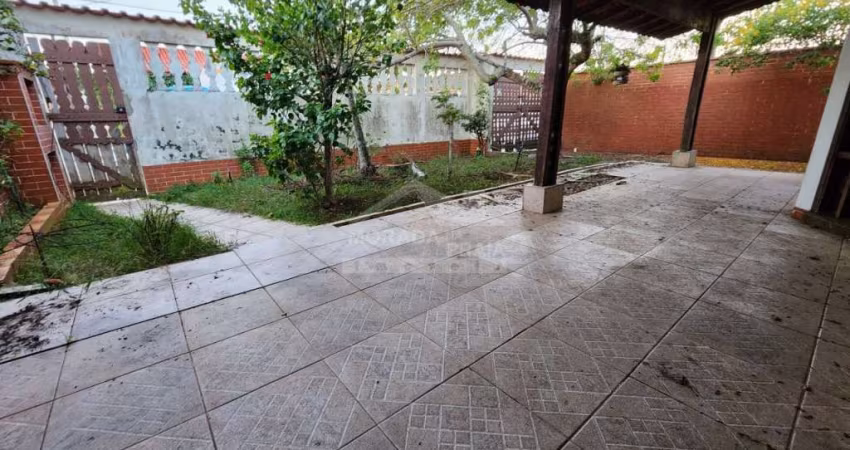 Casa ISOLADA na Mirim, 3 dormitórios, 4 vagas, piscina, confira na imobiliária em Praia Grande.