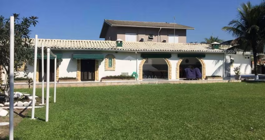Casa MOBILIADA à 200 metros da praia com piscina e edícula, só na imobiliária em Praia Grande.