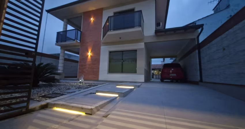 Casa a venda com 3 quartos sendo 1 suíte, 4 banheiros e 3 vagas de garagem