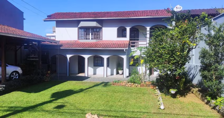 Vendo Sobrado Jardim Iririu uma suite e dois dormitórios.
