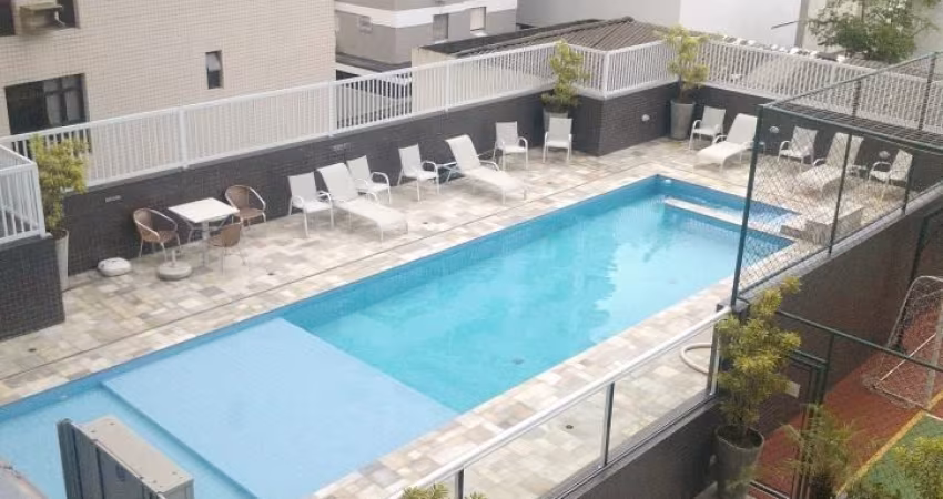 POMPÉIA – LOCAÇÃO – LUXUOSO APARTAMENTO DUPLEX – 03 DORM – 100 METROS DO MAR – LAZER COMPLETO