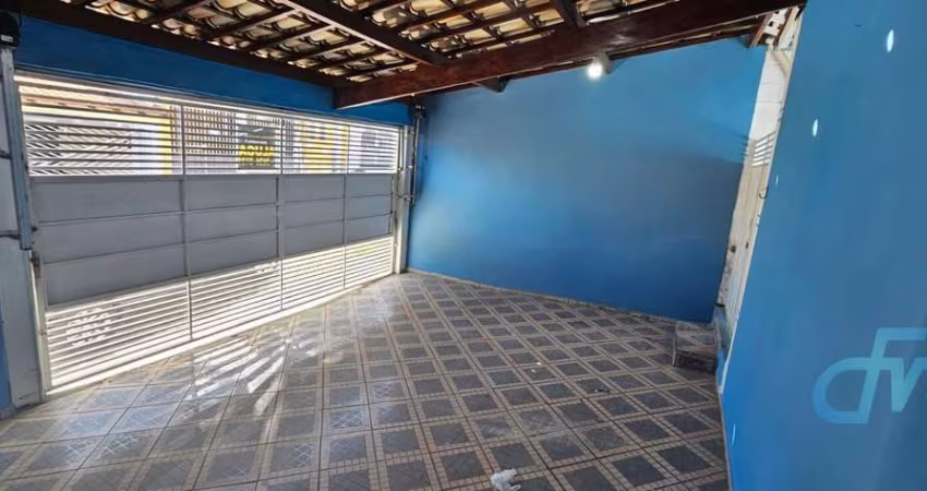 Casa para locação no bairro Parque Santana em Mogi das Cruzes, SP, com 3 dormitórios, sendo 1 suíte.