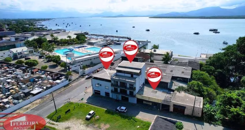 Prédio com 3 Apartamentos e lojas comerciais