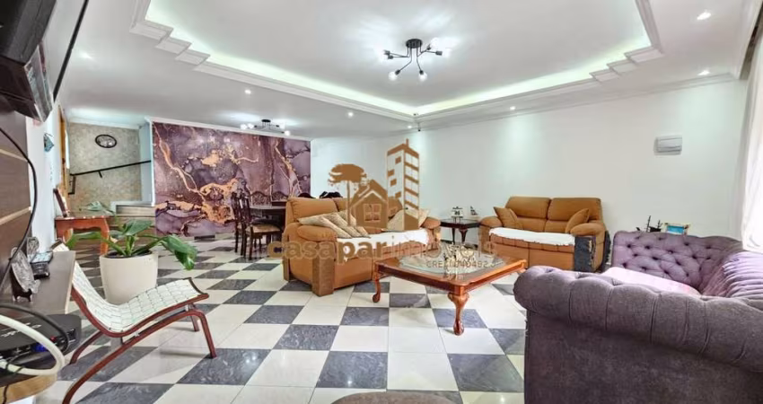 Sobrado à Venda com 442m² e 4 Quartos, Piscina e Espaço Gourmet