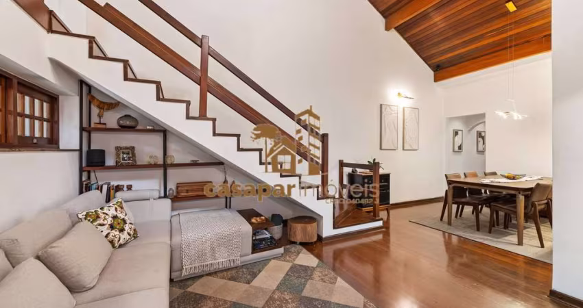 Sobrado à Venda com Piscina e Alto Padrão de Acabamento, 240m² de Conforto