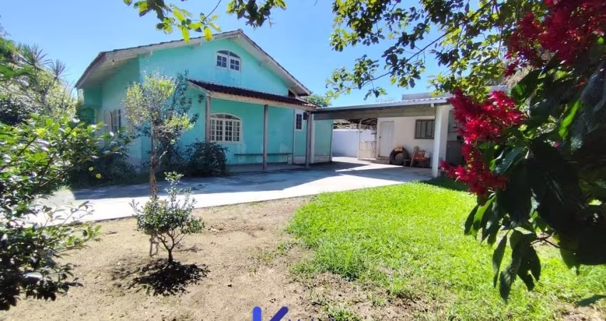 Casa a venda na praia com amplo terreno