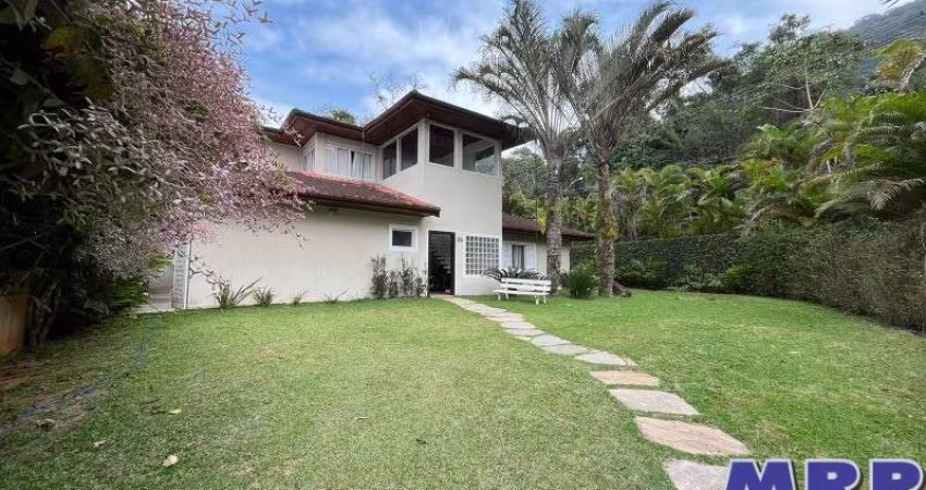 Casa em condomínio em Ubatuba. 5 suítes. com piscina. Praia dura.