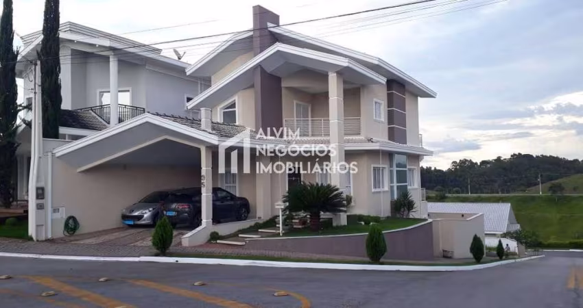 Lindo sobrado com piscina no Cond. Res. Mantiqueira- SJC -Venda