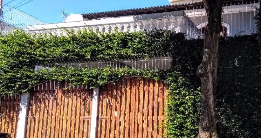 Casa à venda com 3 dormitórios e 2 vagas de garagem, amplos 250m²