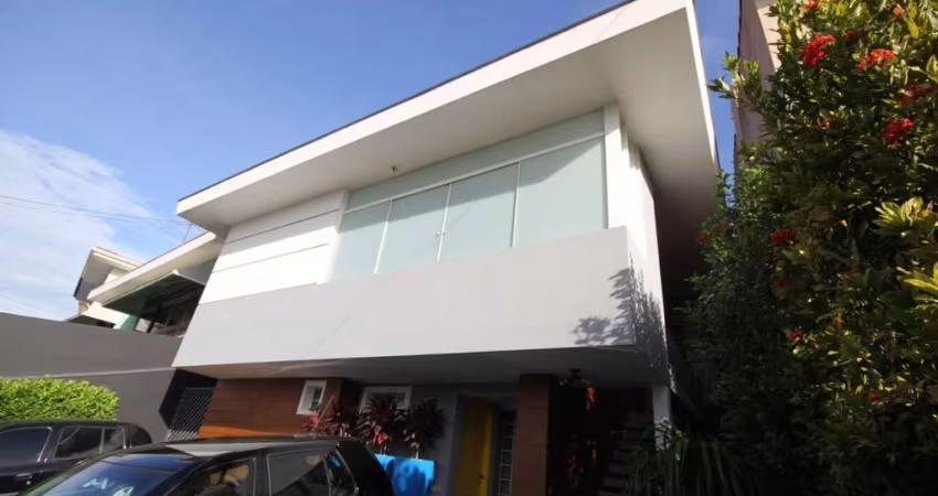 Sobrado á venda no Butantã com 225m² 4 dormitórios 1 suíte  5 banheiros 3 vagas.