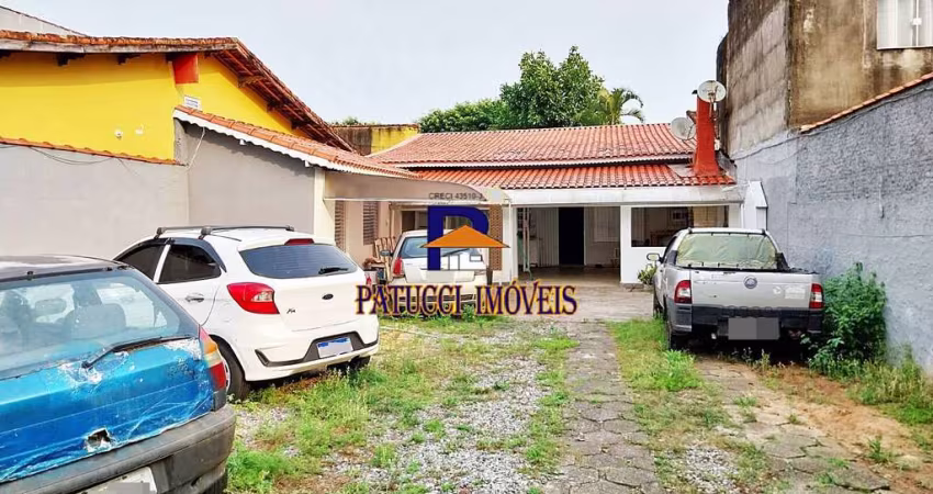 Linda Casa com Excelente Espaço para Piscina, Próximo Ao Mar!