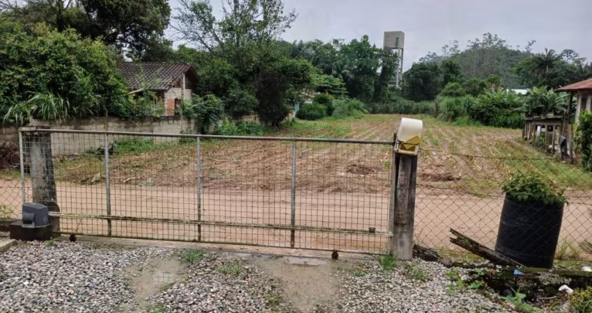 AMPLO TERRENO DE 1.215m²