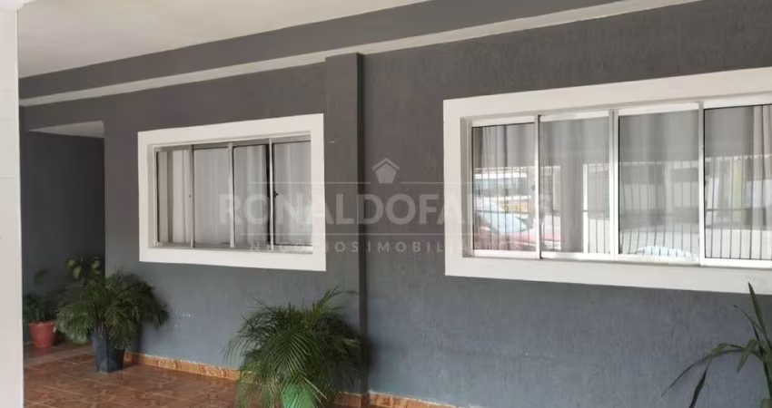 Casa terrea a venda sendo 2 quartos , sala ampla cozinha espaçosa 3 vaga de garagem.