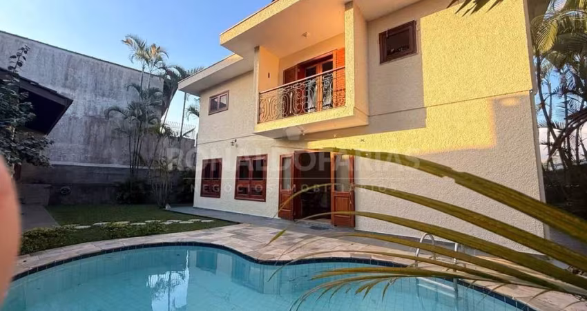 Casa à Venda em Interlagos com 4 Dormitórios 3 Suítes e 6 Vagas de Garagem
