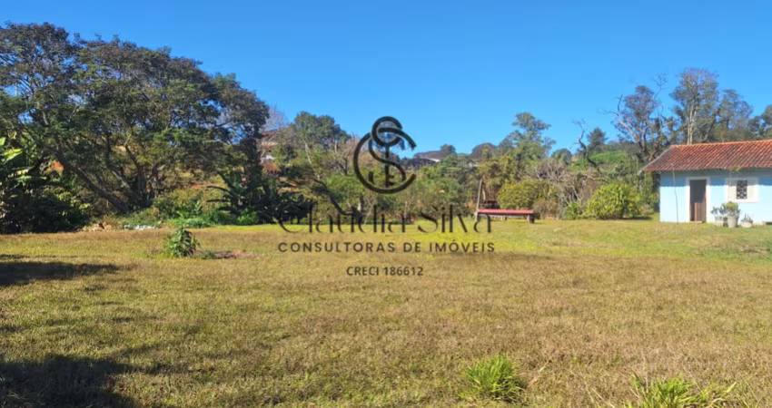 Casa com 3 Quartos, Jardim Frutífero e Amplo Espaço