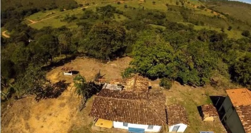 Lindo sitio para venda em São Roque de Minas-MG com 12.300 m2, vocação para lazer e hotel, agua abundante e benfeitorias coloniais