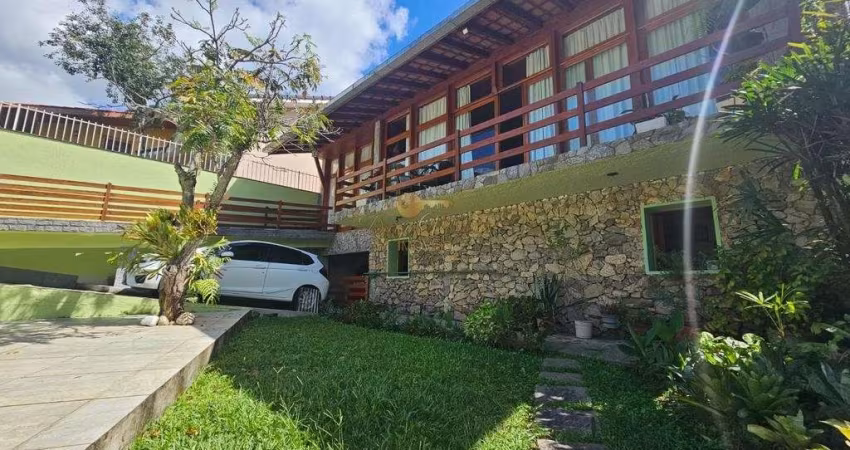Casa para Venda em Teresópolis, Iucas, 4 dormitórios, 1 suíte, 3 banheiros, 3 vagas