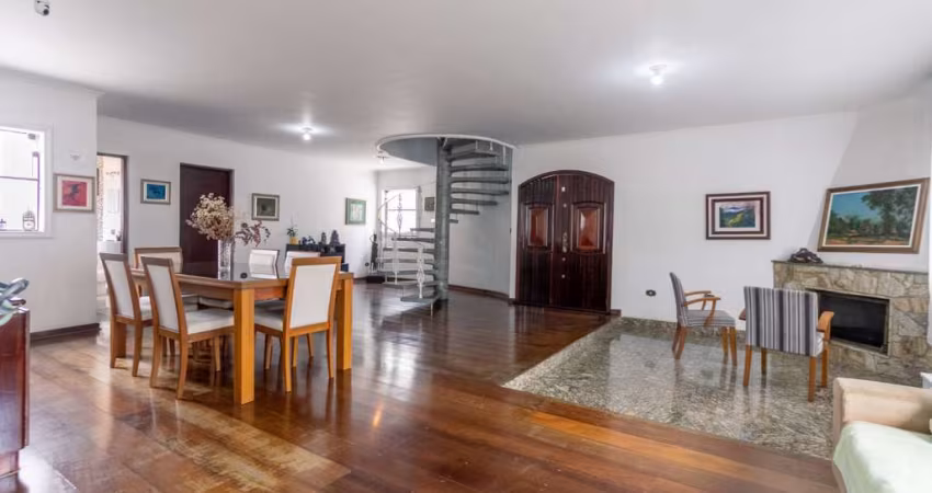 Versátil sobrado para venda com 4 quartos, sendo 2 suítes, 365m²