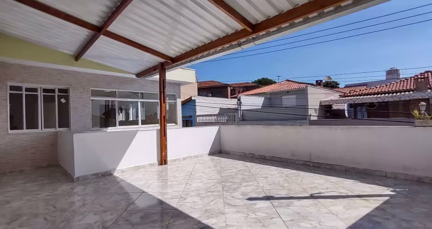 Versátil casa tipo para locação com 3 quartos, sendo 1 suíte, 140m²