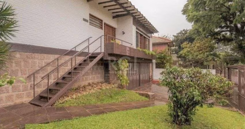 Casa para Venda - 327m², 4 dormitórios, sendo 1 suites, 3 vagas - Chácara das Pedras