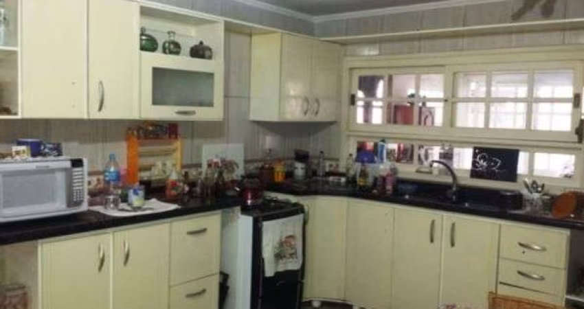Casa para Venda - 385m², 5 dormitórios, sendo 2 suites, 3 vagas - Guarujá