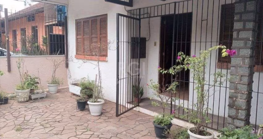 Casa para Venda - 210m², 4 dormitórios, 2 vagas - Petrópolis